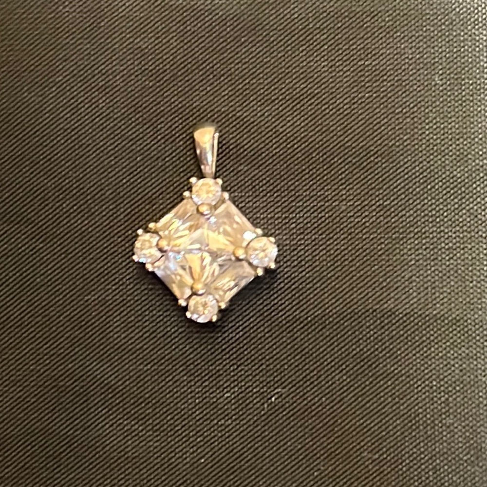 10k white gold pendant with CZ stones 1.5 grams